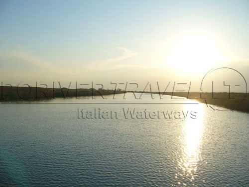 In crociera sul Delta Veneto al tramonto